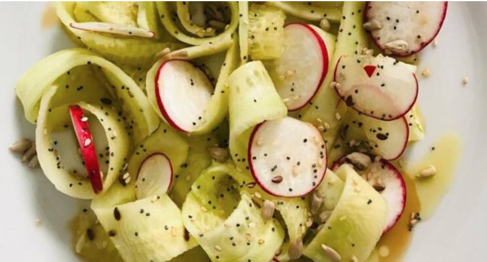 ensalada de pepino y rábano con tortilla de gambas y gazpacho andaluz